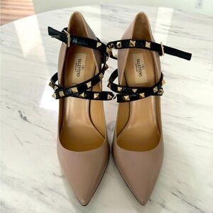 Valentino Garavani beige heel w/ black rock, stud straps